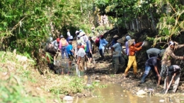 Pengerukan kali di desa Ngrapah (sumber: Ngrapah.desa.id)