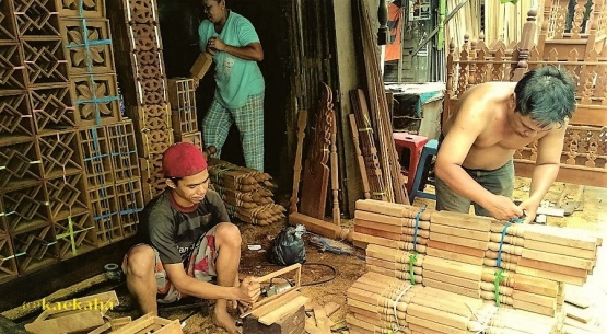 Pengrajin Ukiran Banjar di Jl. Piere Tendean (Foto : @kaekaha)