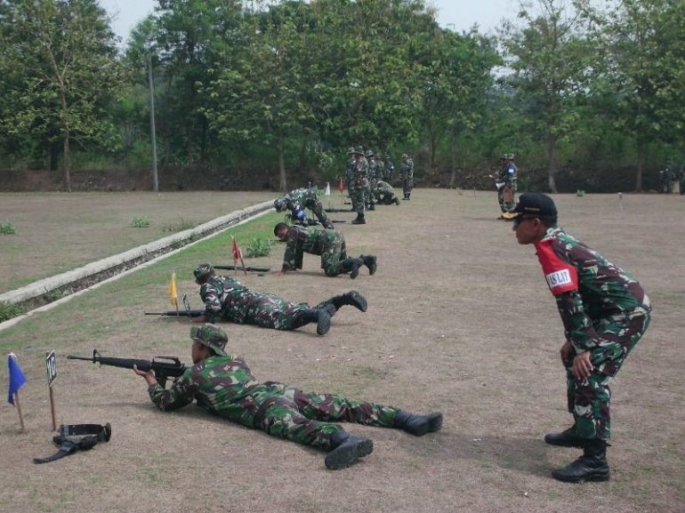 Kasdim 0815 Mayor Inf Nuryakin, S.Sos Saat Mengawasi Latihan Menembak Di Lapang Tembak Yonif PR 503/MK Mojosari 