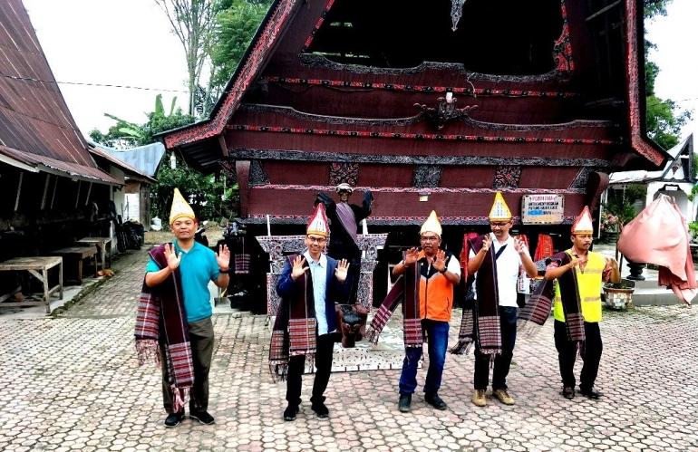 Tarian Sigalegale di desa Tomok. Gambar oleh Mia