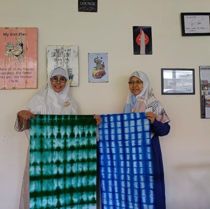 Linda Afriani (kiri) bersama dengan Parmini (kanan) Pemilik UMKM Batik Shibori