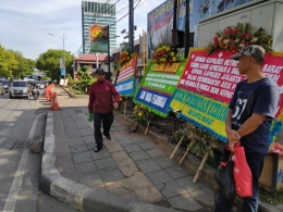 Karangan bunga dari masyarakat di depan Mapolres Metro Jakarta Barat/dokpri