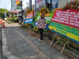 Karangan bunga dari masyarakat di depan Mapolres Metro Jakarta Barat/dokpri