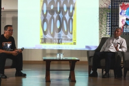 Eston Kamelang Mauleti bersama Irwan Harnoko saat diskusi singkat dalam Poster Exhibition 2018 DKV UPH