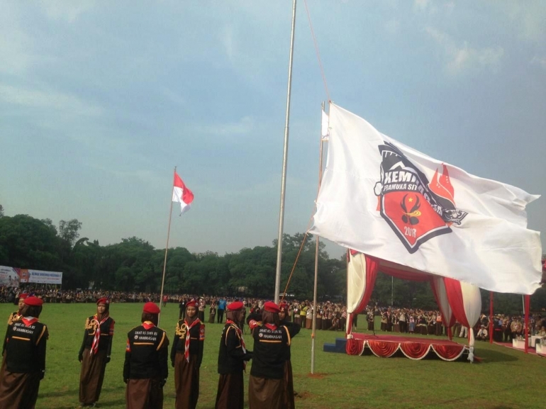 Pengibaran bendera Kemah Ukhuwah Nasional IV di Cibubur. (Foto: R. Andi Widjanarko, ISJ)