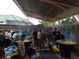 Masyarakat Gampong Tanjung Selamat Aceh Besar sedang memasak kuah beulangong pada acara peringatan Maulid 12 Rabiul Awal 1439 H/dokumentasi pribadi