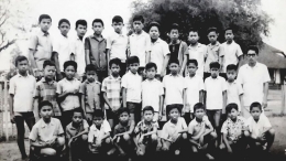 Keterangan foto; tahun 1967 di SD RK II  di Kota Padang/bersama murid murid saya./foto kiriman dari Anton Suherman