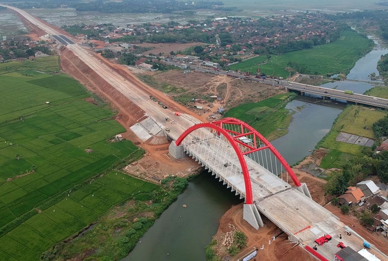 Jembatan Kali Kuto, salah satu ruas tol Trans Jawa yang akan diresmikan pada akhir tahun 2018. sumber foto : validnews.co