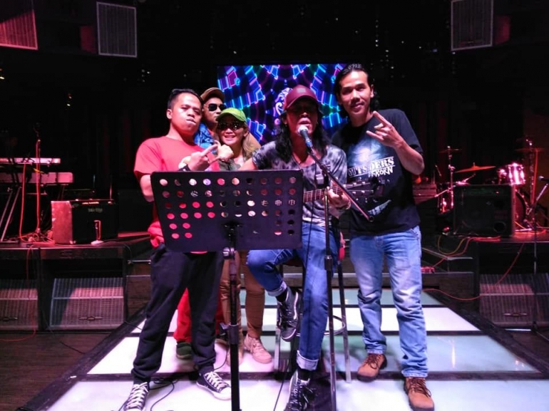 Mr Andi Babas berpose bersama audiens