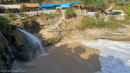 Air Terjun tawar di Pantai Banyu Tibo
