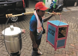Penampilan Cak Mat dengan Rombong Pikul Bakwan Malang (Foto : @kaekaha)