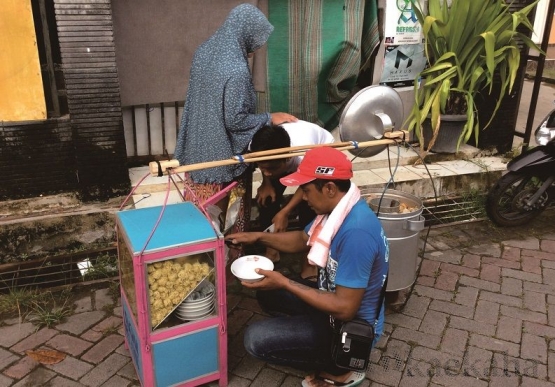 Cak Mat Sedang Meracik Bakwan untuk Pembeli | @kaekaha