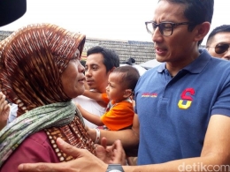 Sandi Uno di bersama warga Pasar Borobudur Magelang. (Foto: Pertiwi/detikcom)
