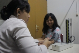 Pemeriksaan kesehatan oleh perawat di UC UAJY (Dok. KHSP UAJY)