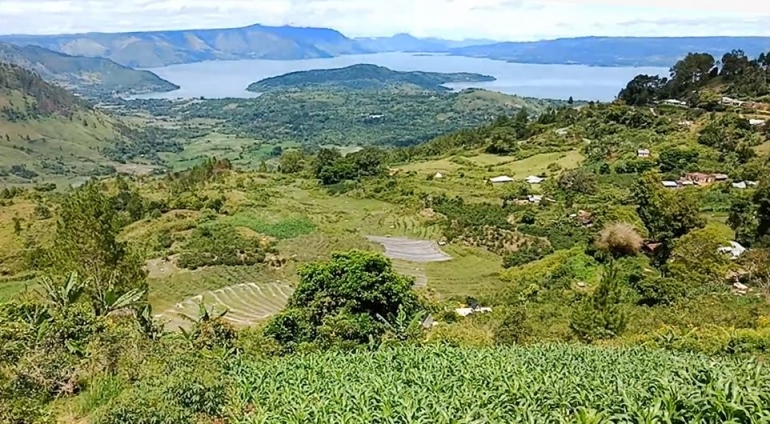 Danau Toba di kejauhan. (Foto Ganendra)