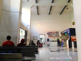 Ruang tunggu Stasiun KA Wonokromo Surabaya (dok.pri)