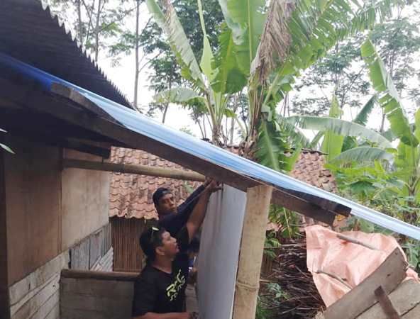 Relawan Lensa tengah memperbaiki rumah mbah Surip (foto: dok pri)