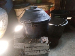 Tungku kayu yang kerap menggosongkan masakan mbah Surip (foto: dok pri)
