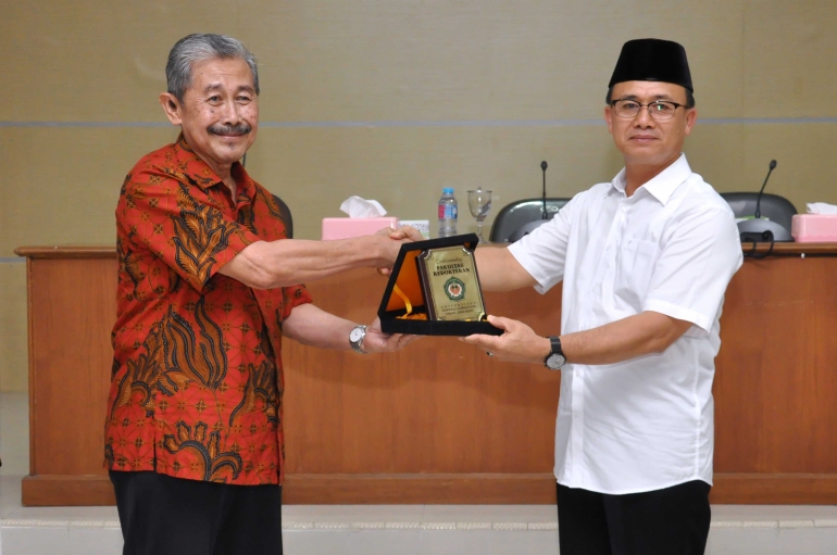 Wakil Bupati Bangka Syahbudin (kemeja putih) terima cindramata dari Unjani (Dian F /Humas Bangka) 