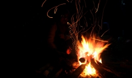 Menyalakan api unggu di tengah hutan (dok. pri).