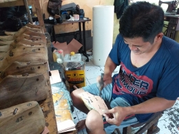 Salah satu pekerja yang membatu pak Ali dalam proses pembuatan sepatu kulit (sumber gambar: Huma Sarah)