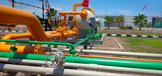 Deskripsi : Tangki dan Pipa-Pipa minyak dan gas di SPU A Jatibarang I Sumber Foto : dokpri