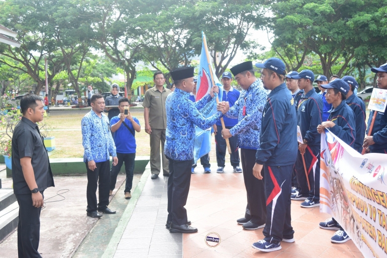 Bupati Bantaeng serahkan bendera kontingen Pepaprov IV Pinrang kepada Kadispora Bantaeng (19/11/2018).