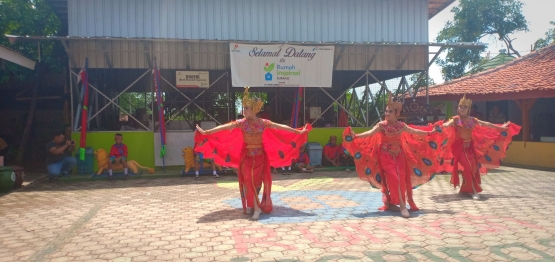 Deskripsi : Tarian Tradisional yang ditampilkan hasil didikan Rumah Inspirasi Subang I Sumber Foto : dokpri