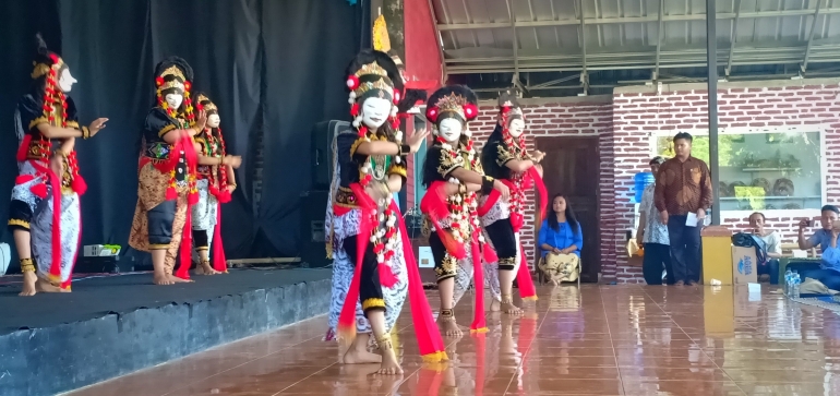 Deskripsi : Tari Topeng, salah-satu seni tradisi Indramayu yang dilestarikan Sanggar Tari Mimi Rasinah I Sumber Foto : dokpri