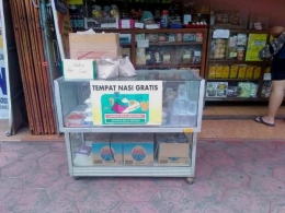 Etalase berisi nasi bungkus dan snack di Jalan Sukowati (foto: dok pri)