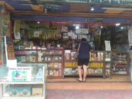 Etalase di depan toko makanan khas Salatiga (foto: dok pri)