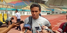 Pelatih timnas Indonesia, Bima Sakti setelah sesi latihan, Senin (5/11/2018). (HARY PRASETYA/BOLASPORT.COM)