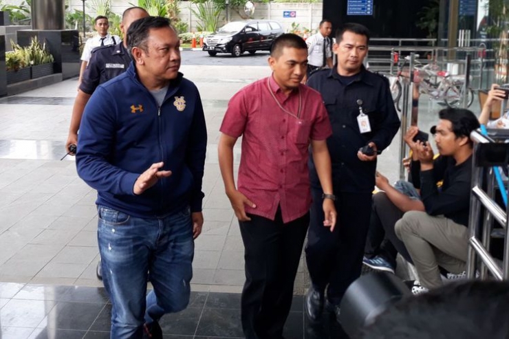 Bupati Pakpak Bharat Remigo Yolando Berutu (kiri) didampingi penyidik tiba di Gedung KPK Jakarta.(Kompas.com)