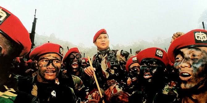 Prabowo Subianto bersama pasukan khusus TNI AD. Foto: merdeka.com