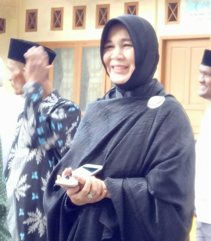 Mantan Walikota Banda Aceh bersama masyarakat Gampong Tanjung Selamat Kecamatan Darussalam, Kabupaten Aceh Besar, Selasa (20/11)/dokumentasi pribadi 
