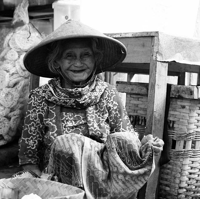 Seorang nenek sedang berjualan di pasar || Sumber gambar: Haris Fauzi Photos