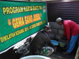 Anggota TNI dan Warga Saat Membuat jamban milik salah satu warga Desa Pagerluyung, Gedeg. Dokpri