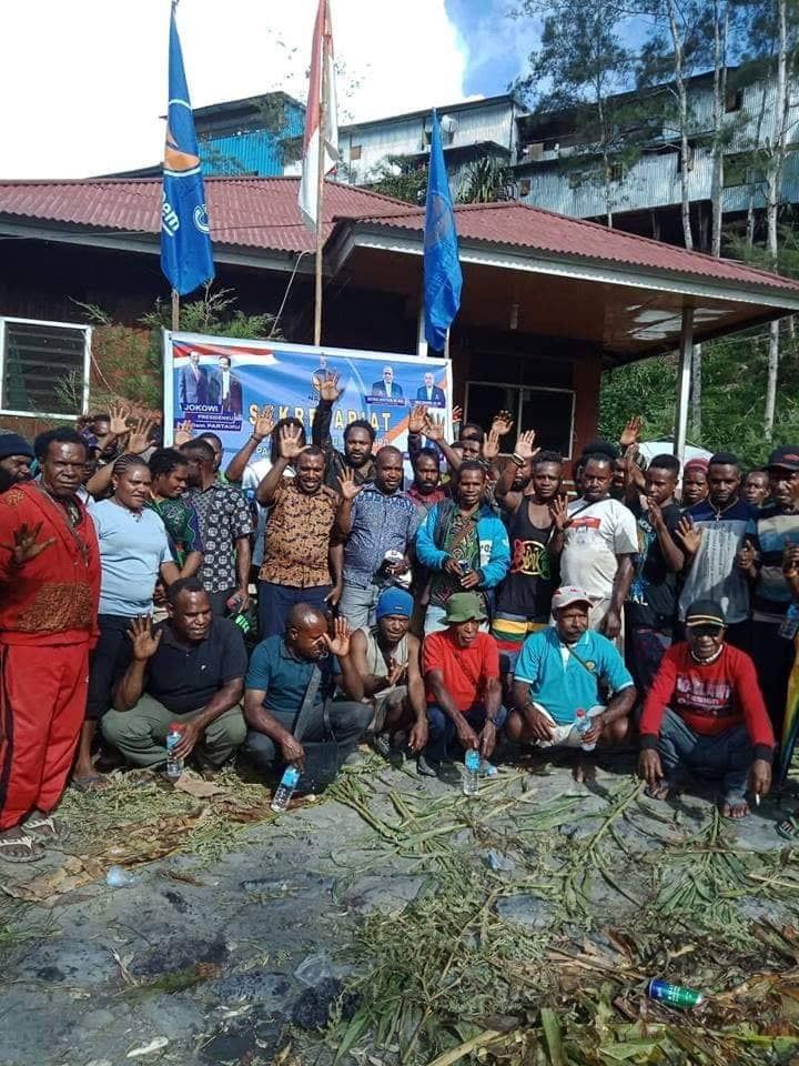 Saat foto Bersama setelah Peresmian Sekertariat Partai Nasdem Kabuppate Tolikara www.psmnews.org