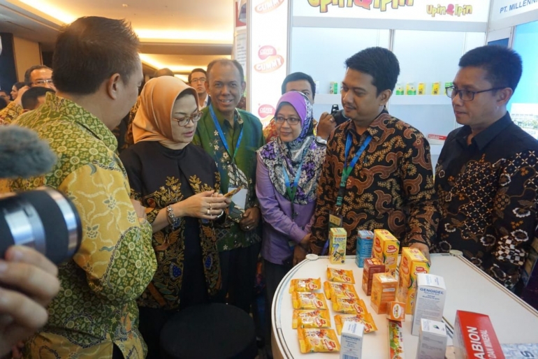 Kepala BPOM Penny Lukito berkunjung ke salah satu booth produsen farmasi Indonesia (dok pribadi)