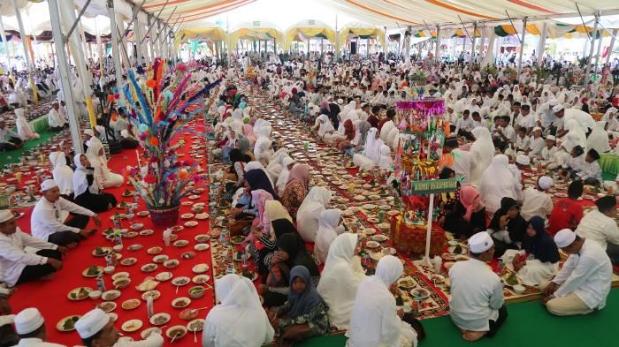ILUSTRASI -- Ratusan anak yatim bersama jamaah zikir makan bersama pada acara Maulid Nabi Muhammad SAW yang diselenggarakan oleh Majelis Zikrullah Aceh, di Kompleks Taman Ratu Safiatuddin, Banda Aceh, Minggu (6/3). SERAMBI/BUDI FATRIA 