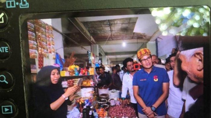 SERAMBINEWS.COM/BUDI FATRIA Cawapres Sandiaga Salahuddin Uno saat berkunjung ke Pasar Peunayong, Banda Aceh, Selasa (20/11/2018). 