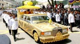(Mobil eksklusif Sultan Hassanal Bolkiah, Rolls-Royce Silver Spur Limo yang seluruh permukaannya dilapisi emas 24 karat, harganya ditaksir mencapai US$14 juta atau setara Rp192,9 miliar/liputan6.com)