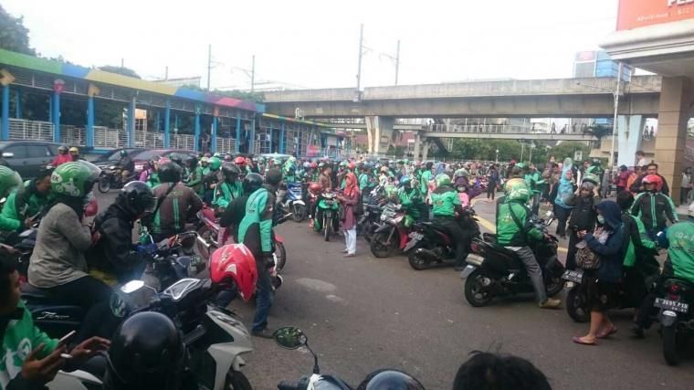 Sekumpulan driver ojeg online tengah menunggu orderan penumpang di sekitaran stasiun Juanda, Jakarta | dokpri