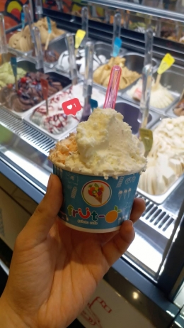 Gelato rasa pilihan dengan background berbagai macam rasa gelato (dok. pribadi)