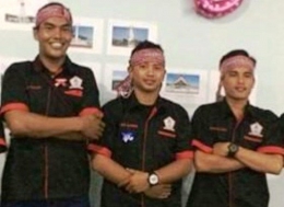 Raja Sakti (tengah) bersama rekan-rekan aktivis HIMA Tobasa (Facebook)