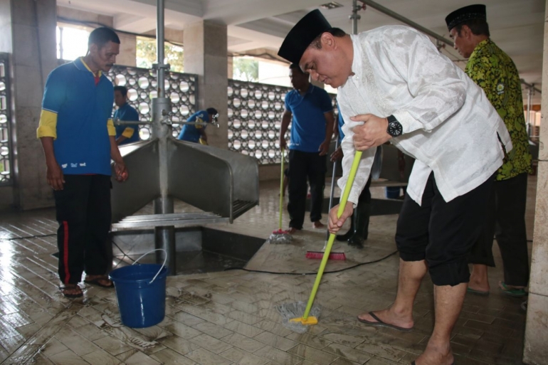 Bersih-bersih Masjid menyambut Ramadhan, adcalah salah satu program unggulan DMI.(fota: Dokumentasi Pribadi)