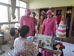 Bhayangkari Cabang Jakarta Barat sambangi Panti Sosial Kedoya (dokpri)