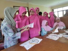 Ny. Intan Hengki meninjau kegiatan pelatihan ketrampilan bagi warga binaan Panti Sosial Kedoya