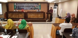 Gambar 1, Kepala Distanbun Aceh membuka Pertemuan Koordinasi Sertifikasi dan Pengawasan Mutu Benih (Doc. FMT)