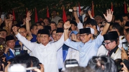 Prabowo - Sandi dihadapan massanya (sumber tempo.co)